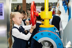 Экскурсия школьников в корпоративный музей "Газпром добыча Ноябрьск" в рамках презентации проекта GAZ_поколение