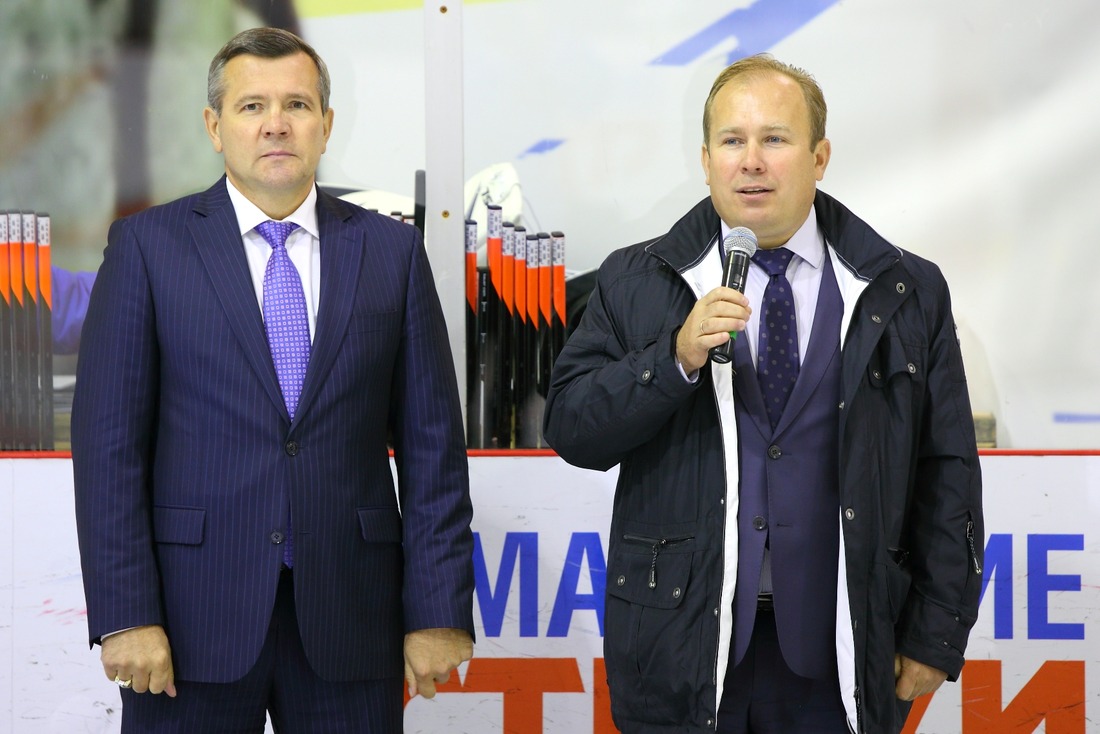 Спортсменов приветствуют руководители предприятия (слева направо): Иван Самборский и Андрей Колесниченко