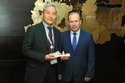 Памятный сувенир о поездке на русский Север (слева направо): Хэ Гуанхуай и Андрей Колесниченко