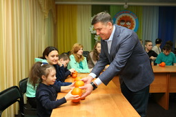 В рамках акции представители ООО «Газпром добыча Ноябрьск» подарили ребятам из детского дома несколько коробок апельсинов