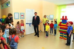 Сергей Маслаков поздравляет коллектив и воспитанников детского сада с открытием LEGO-центра
