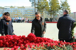 Первый руководитель компании возглавил колонну ноябрьских газовиков, шествующую по Площади Памяти на возложение цветов к Вечному Огню