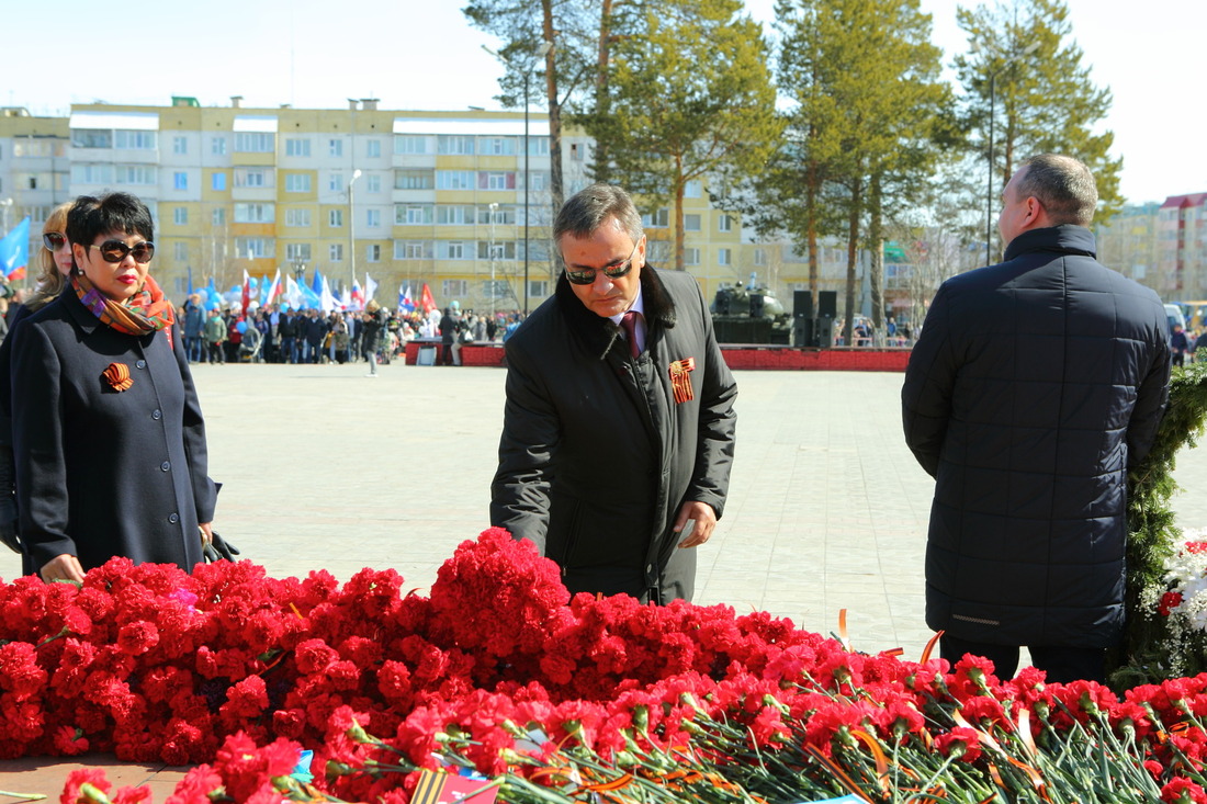 Первый руководитель компании возглавил колонну ноябрьских газовиков, шествующую по Площади Памяти на возложение цветов к Вечному Огню