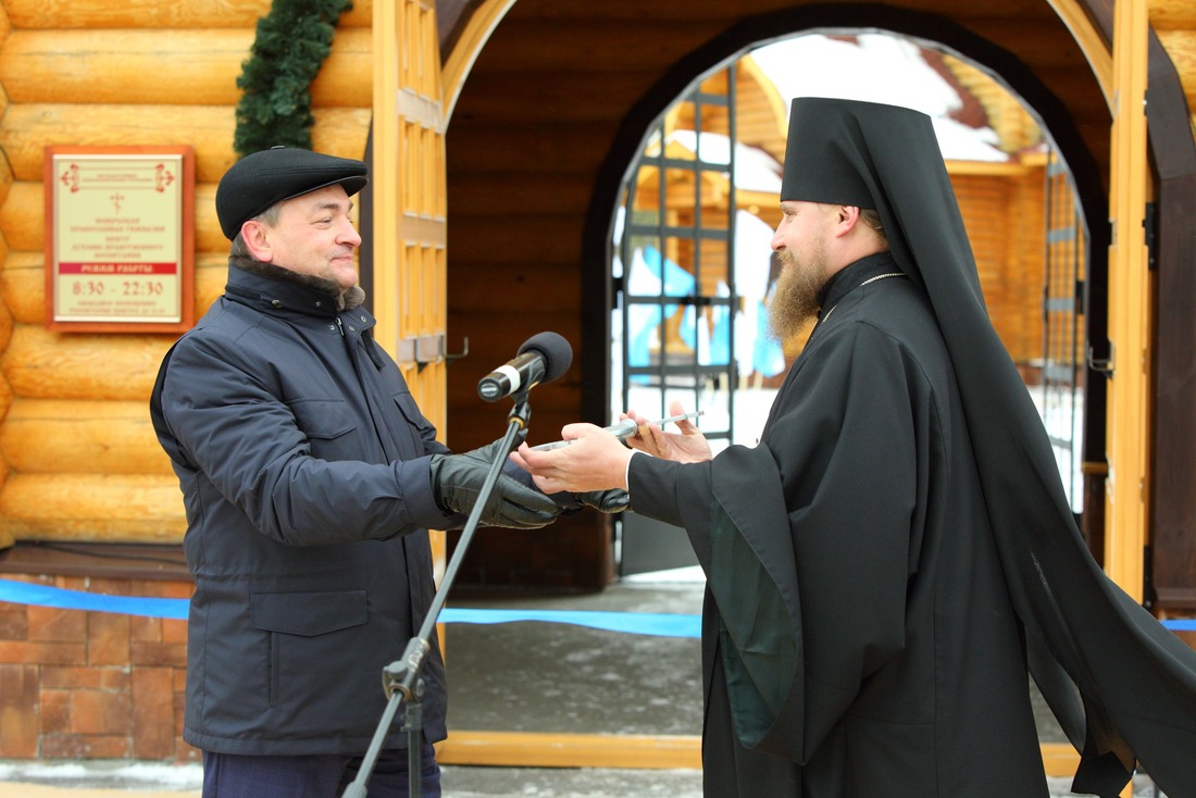 Игорь Крутиков передал символический ключ епископу Николаю