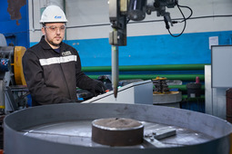 Алексей Кольцов, электрогазосварщик ООО «Газпром добыча Ноябрьск» управляет установкой автоматической наплавки