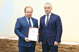 Глава города Ноябрьска Алексей Романов (справа) вручил награду Андрею Колесниченко (слева)