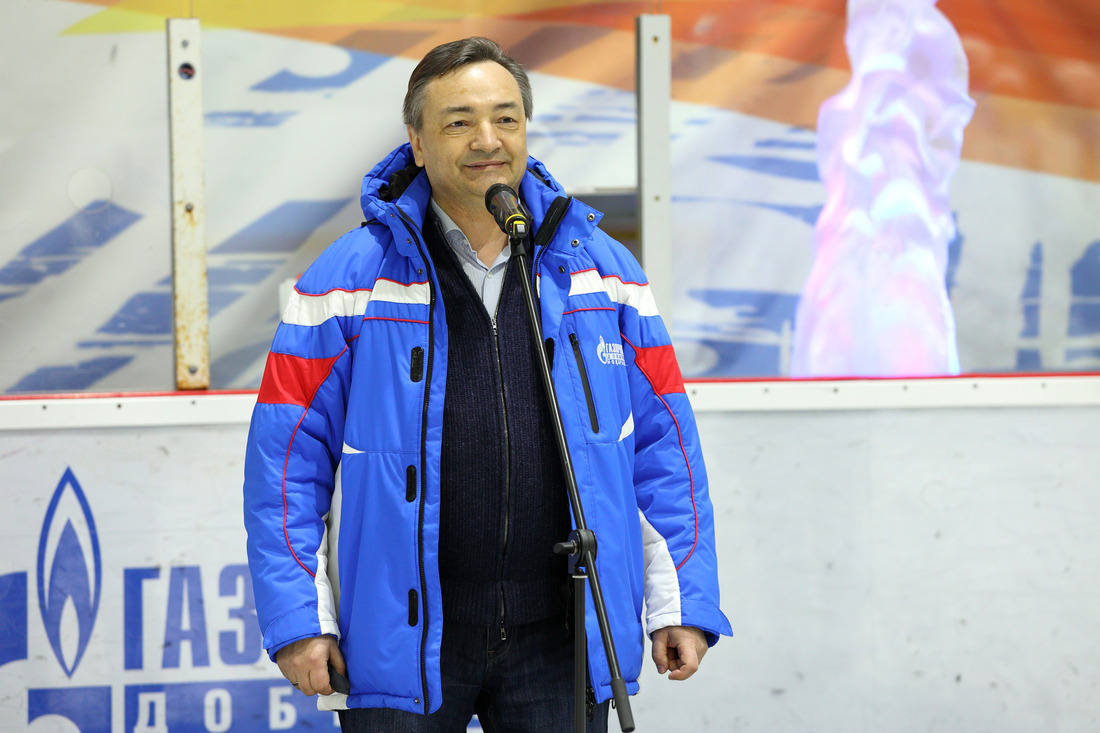 Генеральный директор ООО «Газпром добыча Ноябрьск» Игорь Крутиков открывает хоккейный матч