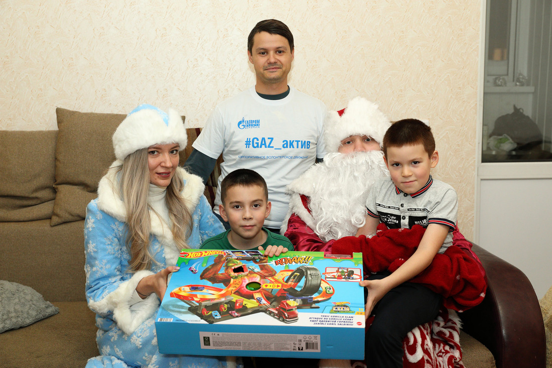 Детям семьи Николаевых вручили подарки, о которых они просили в письмах Деду Морозу
