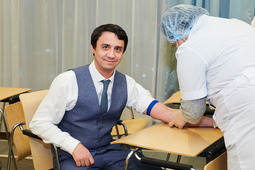 Юрий Урусов, ведущий инженер ООО «Газпром добыча Ноябрьск», сдает кровь для донорства костного мозга в рамках круглого стола корпоративного волонтерства
