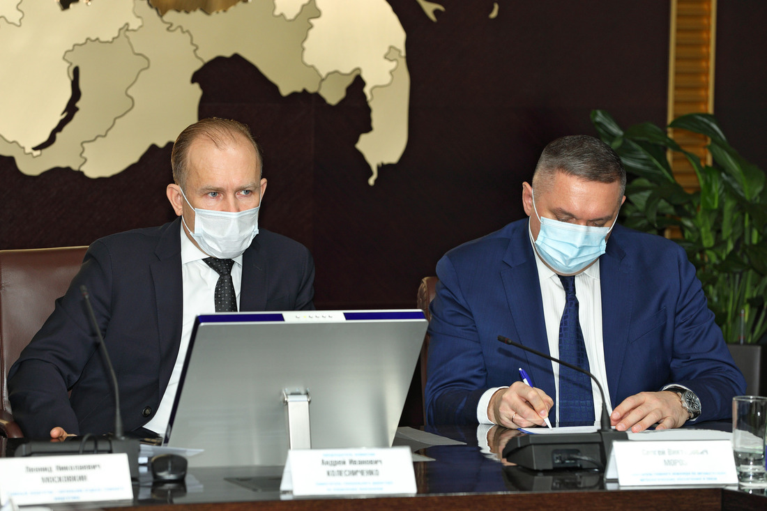 Андрей Колесниченко и Сергей Мороз слушают выступление участника