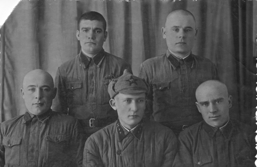 Зенитный расчет: командир — сержант Зайцев И.В. (в центре) и четыре бойца. Фото сделано в Архангельске 8 февраля 1941 года.