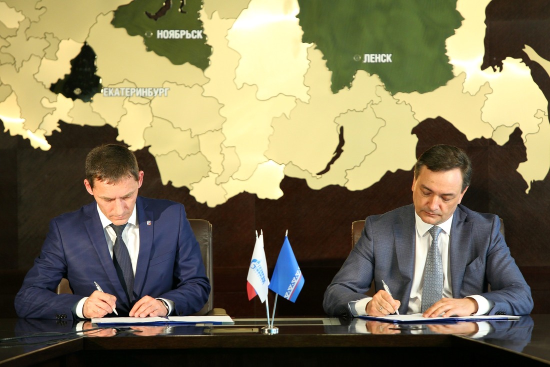 Подписи под документом поставили Сергей Бурдыгин (слева) и Игорь Крутиков (справа)