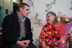 Встреча двух поколений (слева направо): Сергей Антонюк и Дарья Арсеньевна Рыбина