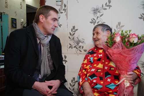 Встреча двух поколений (слева направо): Сергей Антонюк и Дарья Арсеньевна Рыбина