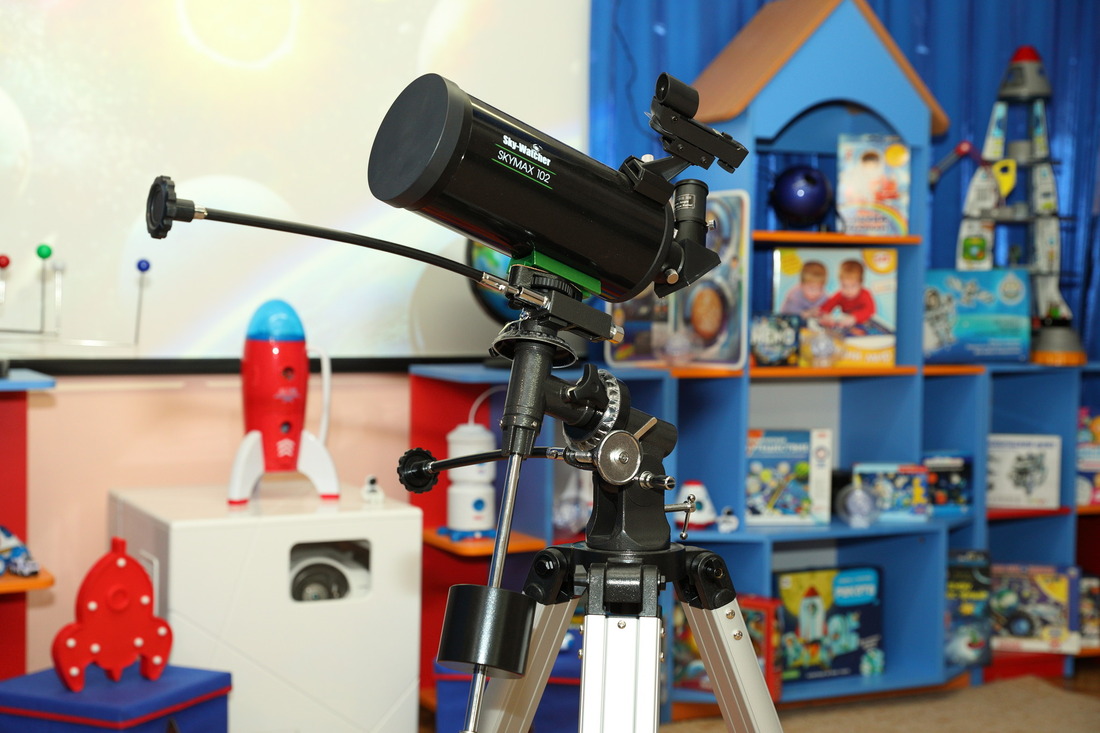 Для оснащения детской обсерватории было закуплено необходимое оборудование: телескоп, камера для астрофотографии, настольный планетарий и прочее