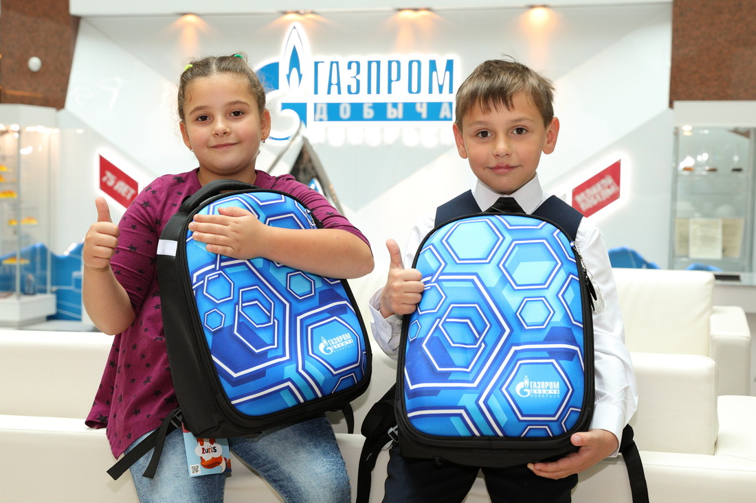 В рамках акции «Подарок первокласснику» в 2020 году 150 ранцев получили школьники из малообеспеченных семей Ямала, Якутии и Камчатки