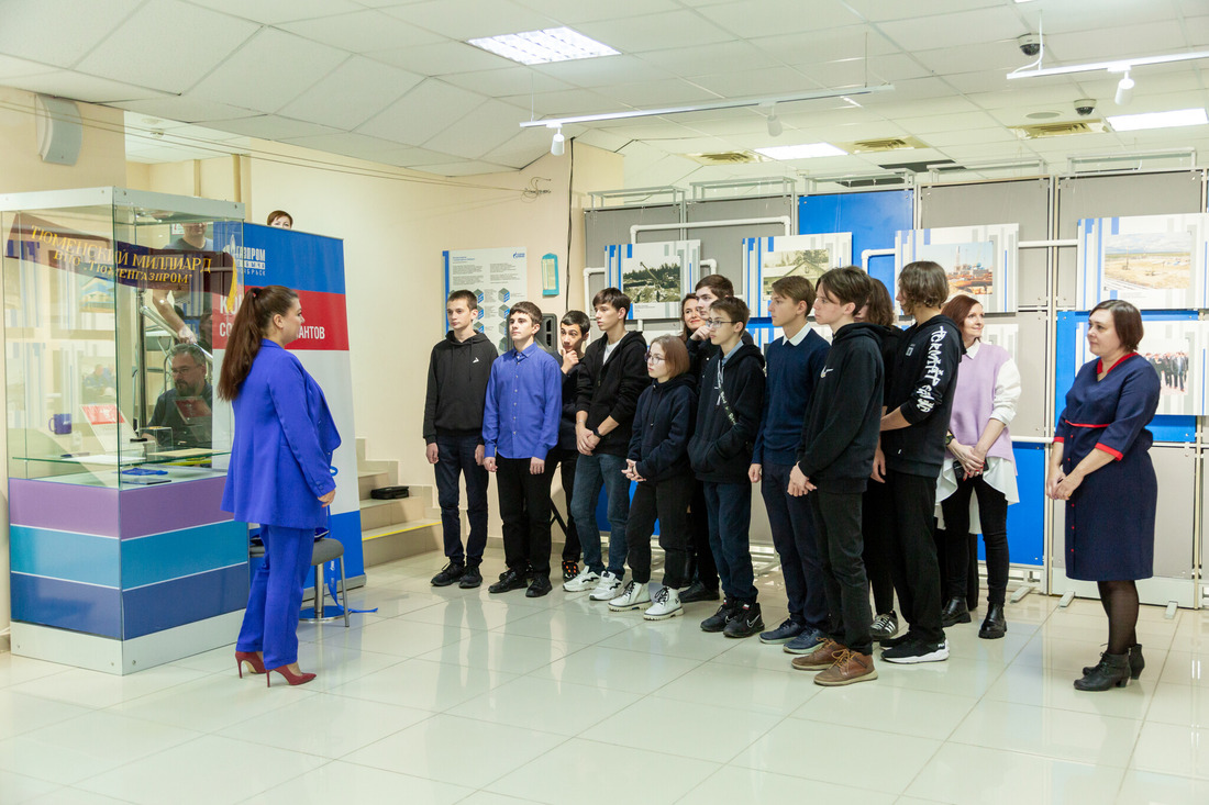Студенты Тюменского индустриального университета на презентации выставки ООО "Газпром добыча Ноябрьск"