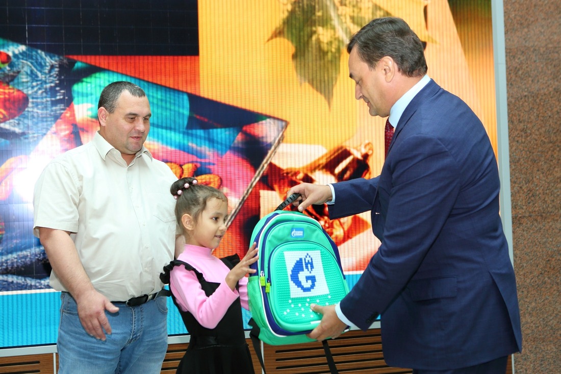 Игорь Крутиков вручает фирменный рюкзак от ноябрьских газовиков