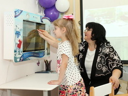 Ольга Листунова, учитель-дефектолог детского сада «Колокольчик» (г. Ноябрьск), обучает воспитанницу работе с интерактивной сенсорной панелью