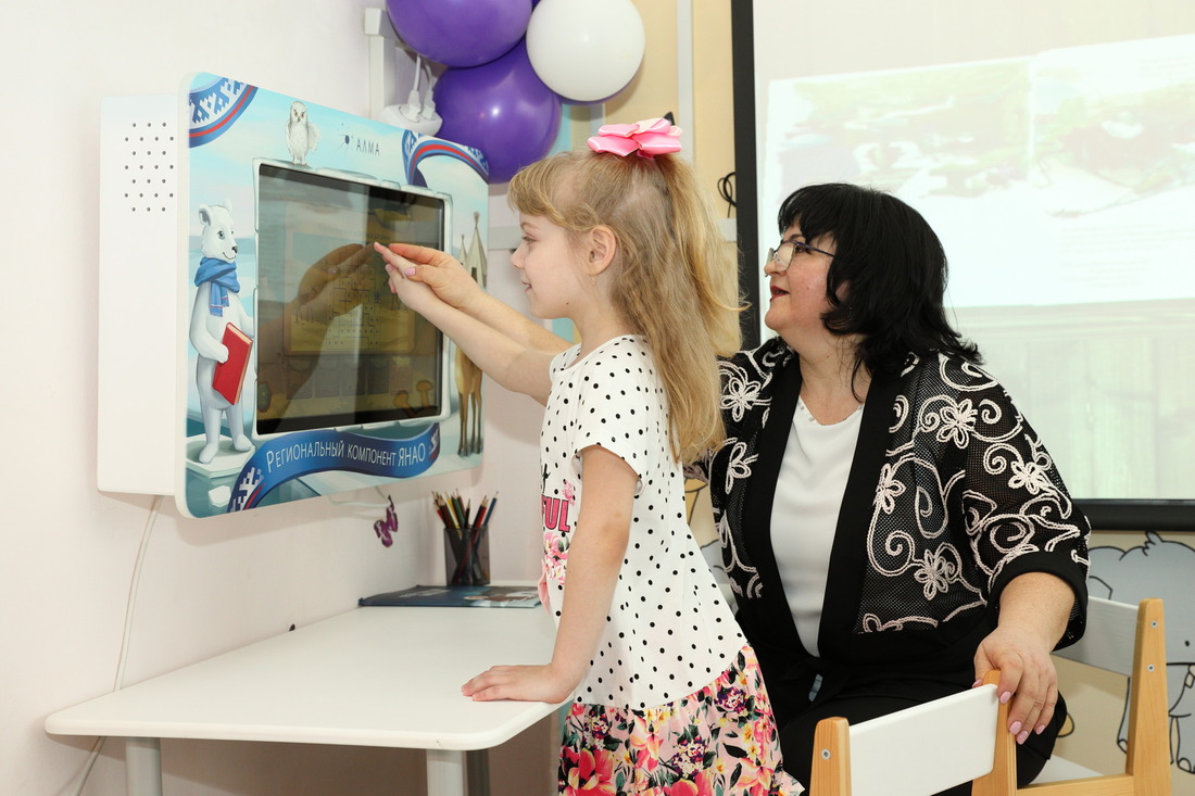 Ольга Листунова, учитель-дефектолог детского сада «Колокольчик» (г. Ноябрьск), обучает воспитанницу работе с интерактивной сенсорной панелью