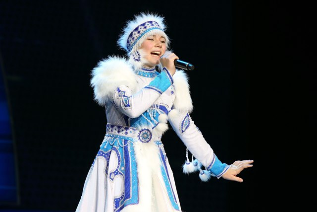Софья Яшан исполнила на конкурсе народную песню "Ямальский край"