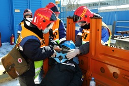 Спасательная группа совершенствовала действия по ликвидации последствий ДТП и спасению пострадавших людей из поврежденного автомобиля