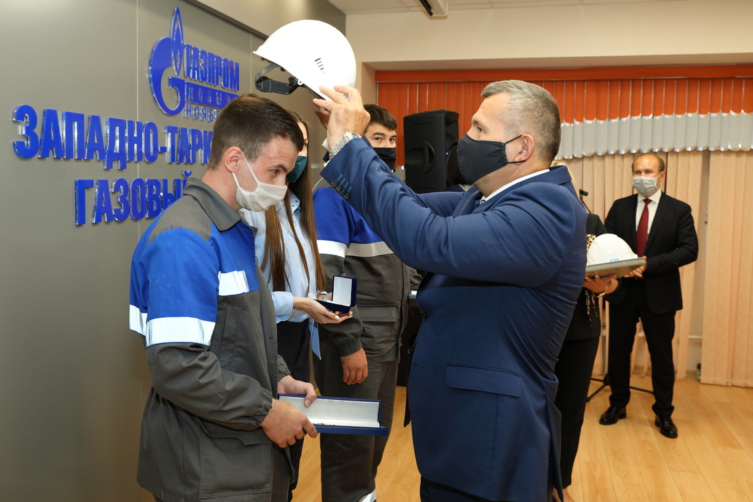 Председатель ОППО "Газпром добыча Ноябрьск профсоюз" Иван Самборский дарит молодым специалистам каску как символ защищенности, благополучия и стабильности