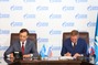 Игорь Крутиков и глава муниципального образования Пуровский район Андрей Нестерук подписывают Соглашение
