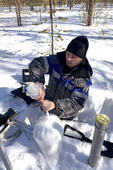 Экологи Инженерно-технического центра отбирают пробы снега в ЯНАО