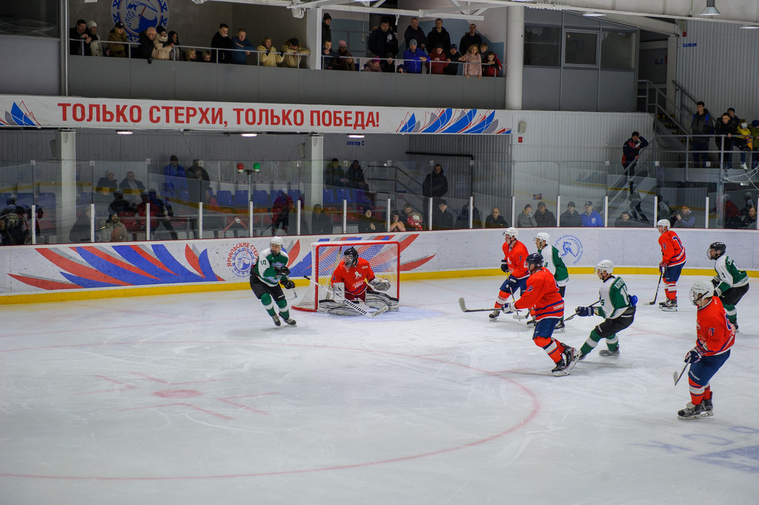 В рамках чемпионата КХЛ коллеги несколько раз в месяц в течение сезона встречаются на льду
