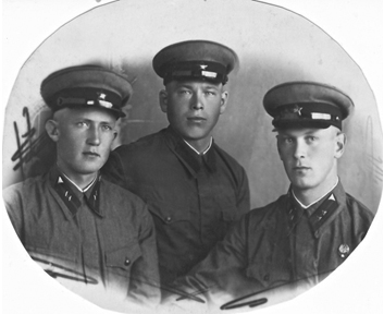 Сержант Зайцев И.В. — командир орудия (слева)