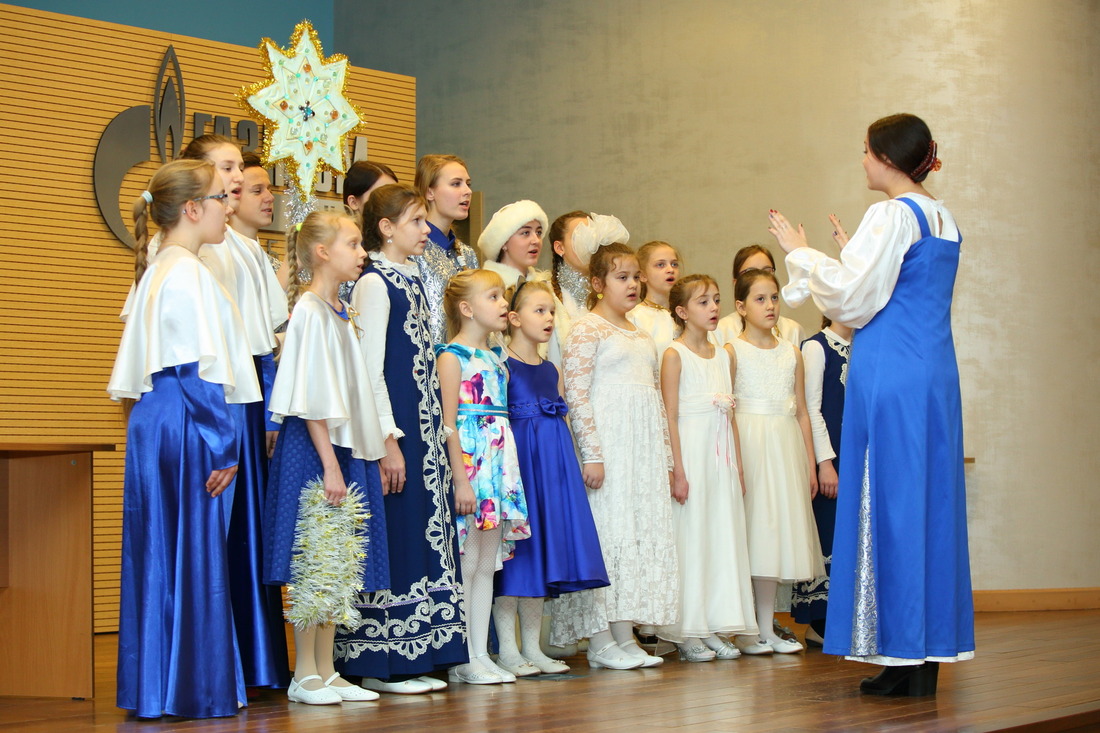 Учащиеся Ноябрьской православной гимназии исполнили рождественские песни