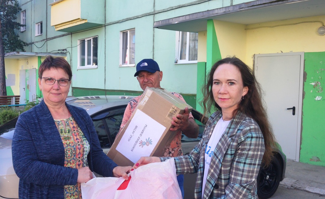 Добровольцы передают комплекты летней одежды и предметы первой необходимости беженцам из Донбасса