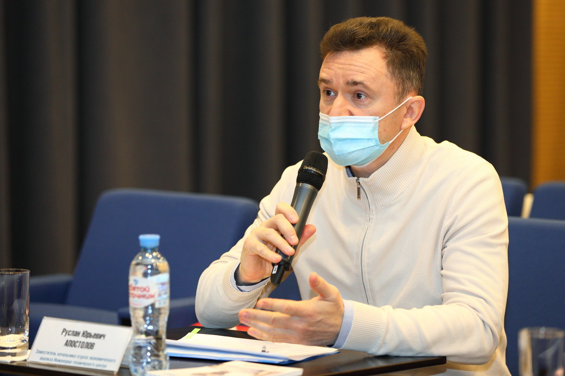 Представитель оценочной комиссии Руслан Апостолов задает вопрос молодому специалисту