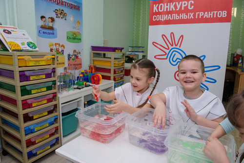 Знакомство с новым видом песка воспитанников детского сада «Ласточка»