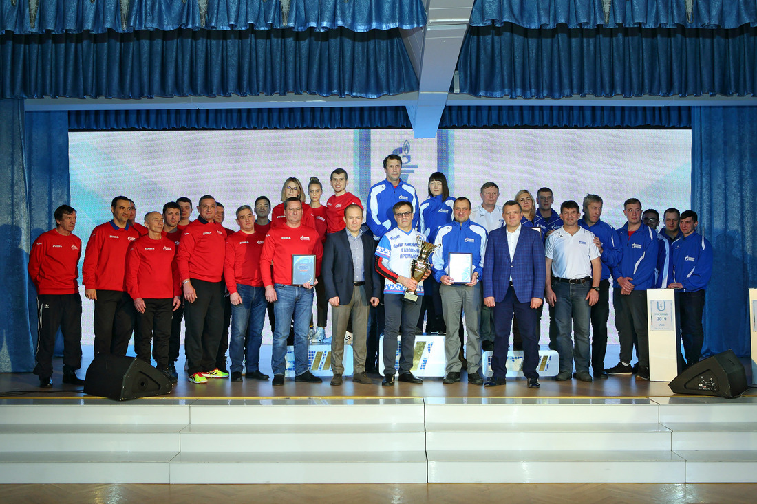 Победители и призеры в группе А. В центре — сборная Вынгаяхинского газопромыслового управления