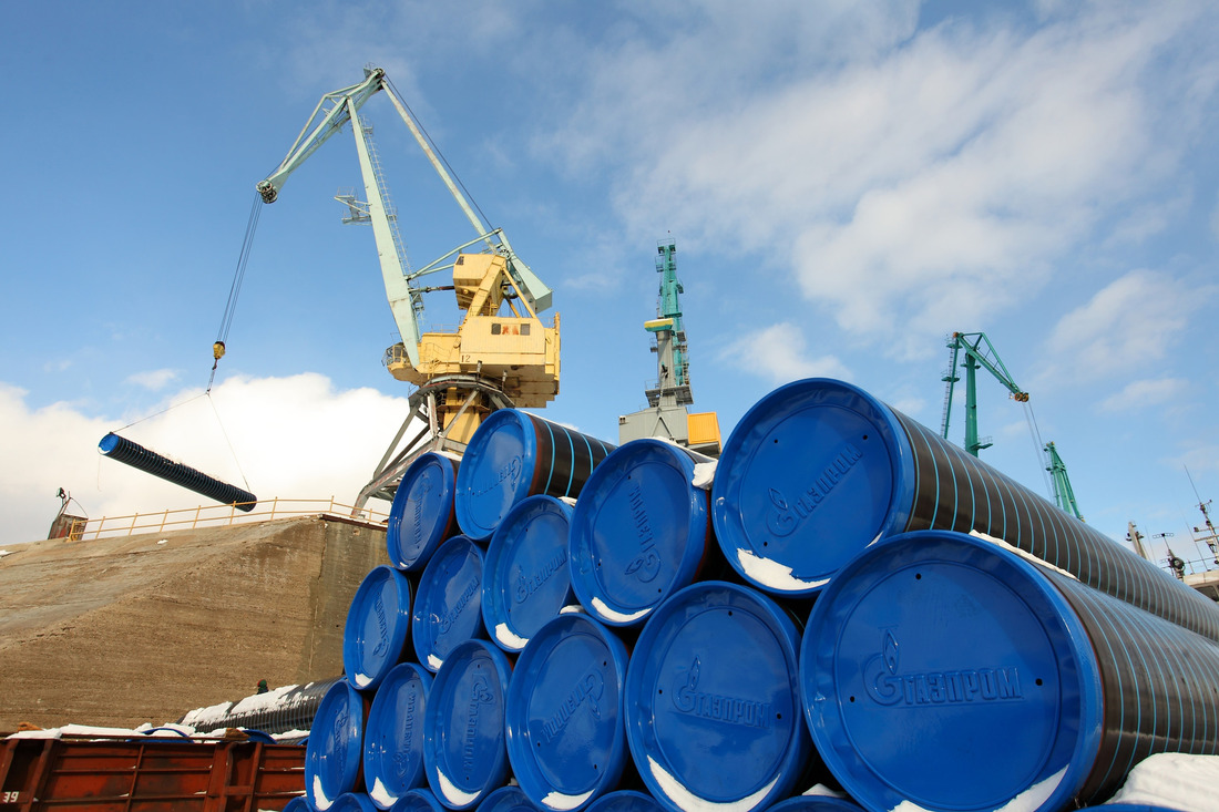 Разгрузка труб в порту г. Ленска для строительства магистрального газопровода "Сила Сибири"