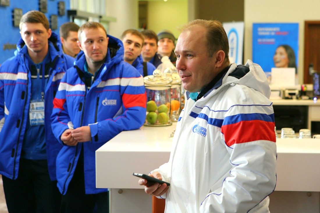 Заместитель генерального директора ООО "Газпром добыча Ноябрьск" по управлению персоналом Андрей Колесниченко напутствует команду