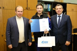 Церемония награждения (слева направо): Андрей Колесниченко, Артур Максютов, Иван Самборский