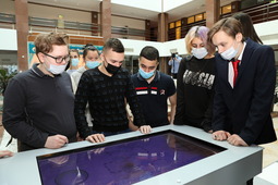 Школьники Ноябрьска изучают структуру работы компании с помощью интерактивной панели