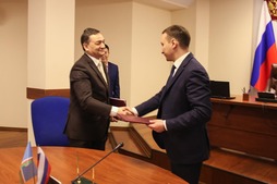Исторический момент (слева направо): Игорь Крутиков и Павел Маринычев
