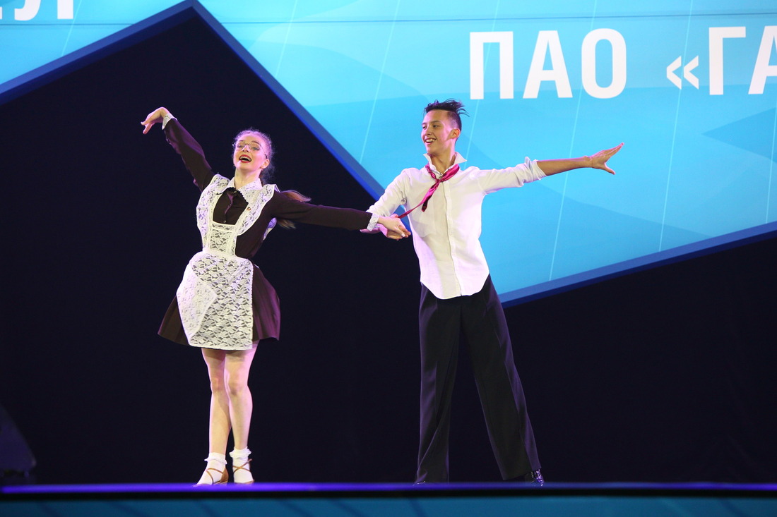 Дуэт танцоров Даниила Карпова и Ульяны Корепановой в образе озорных школьников