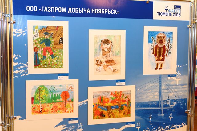 В ДК "Нефтяник" открылась выставка рисунков, на стендах — творчество, в том числе, и ноябрьских детей