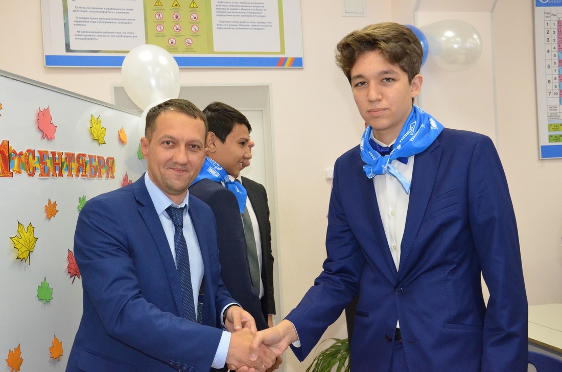 Начальник Губкинского газового промысла Олег Олейников посвящает школьников в ученики «Газпром-класса»