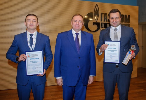 Главный инженер предприятия Алексей Кононов (в центре) с победителями НТК Ильнаром Шакировым (слева) и Русланом Жуковым (справа)