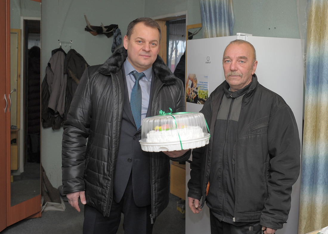 Представитель компании Валерий Бровченко привез Сергею Пожидаеву торт к чаю