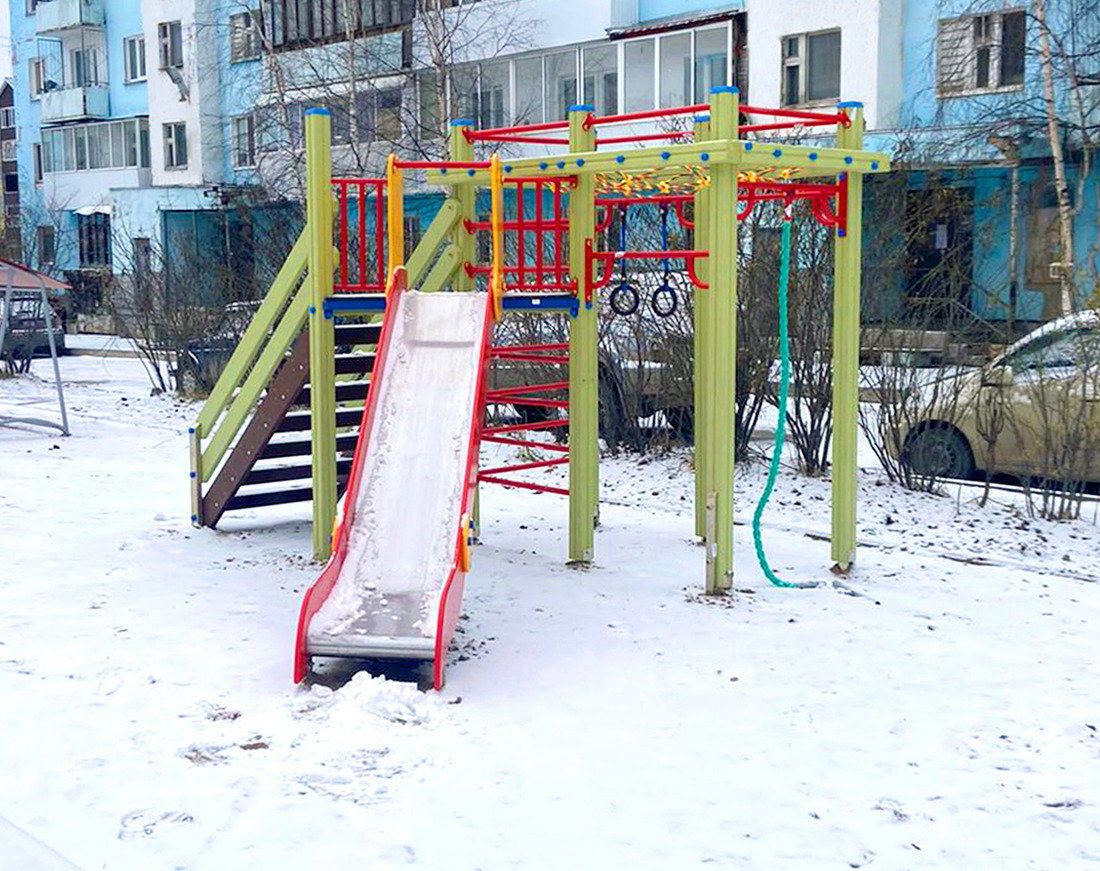 Спортивно-игровой комплекс на улице Первомайской в городе Ленске, Республика Саха (Якутия)