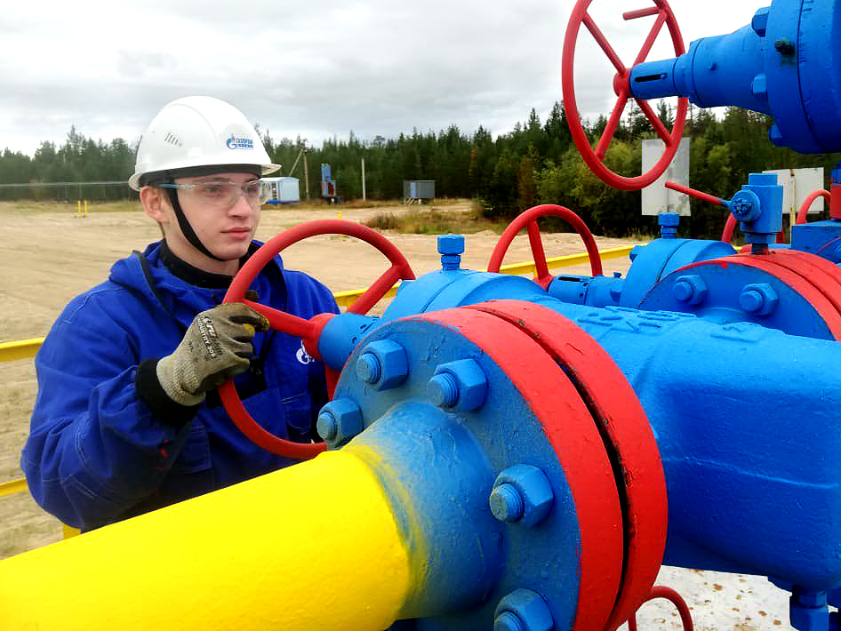 Бывший целевой студент Эдуард Абдуллин работает оператором по добыче нефти и газа на Комсомольском газовом промысле