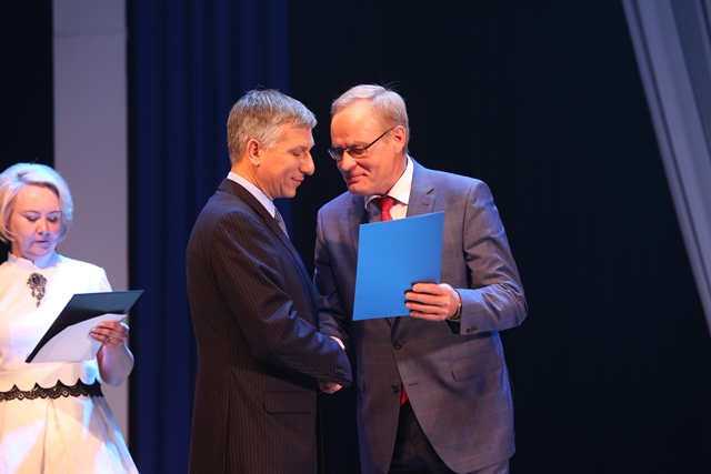 Валерий Минликаев вручает заслуженные награды ПАО "Газпром"