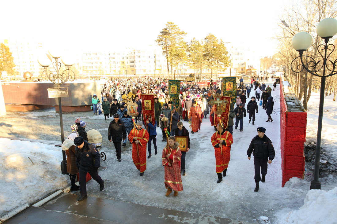 Благодатный огонь встречали на центральной площади Ноябрьска сотни горожан